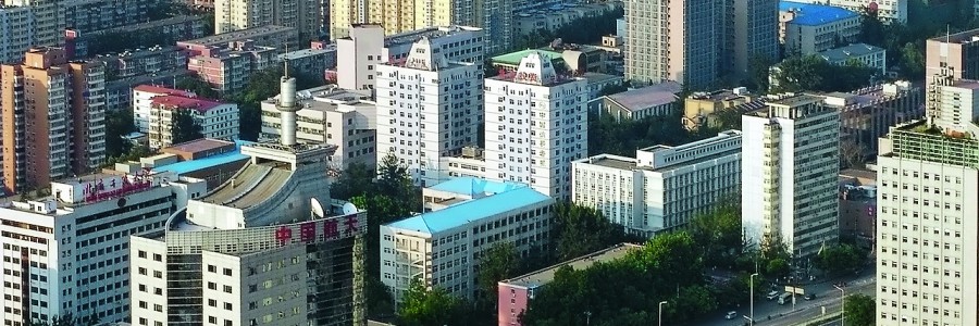 Пекин в предзакатной дымке. Вид сверху.