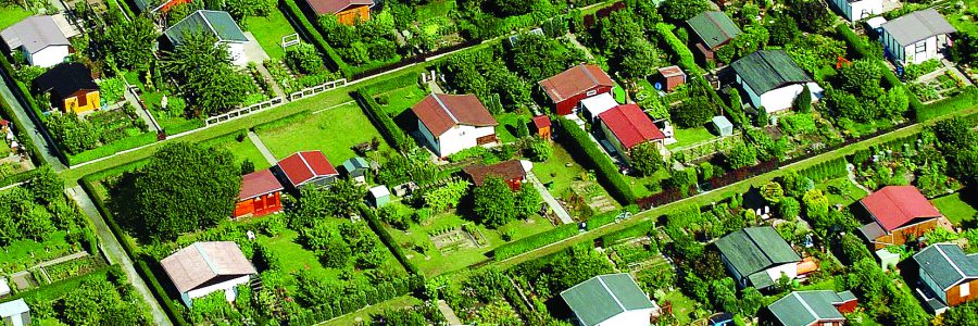 Eine Dresdner Kleingartenkolonie mit Hьtten und viel Grьnflдchen (Luftaufnahme vom 28.07.2004). Deutsche Familien drдngen zu Tausenden in die Kleingдrten. Der «Schrebergarten» - jahrzehntelang Inbegriff fьr geharkte Wege, bьroklammerhohe Rasenflдchen und Gartenzwerge - wird zum Fluchtpunkt gestresster GroЯstдdter mit Kindern. Das Durchschnittsalter der Pдchter der bundesweit mehr als eine Million Parzellen ist in den vergangenen Jahren drastisch nach unten gegangen. Lag das Alter 1997 noch bei 56, ist es heute auf 47 gesunken. Foto: Matthias Hiekel dpa/lno (zu dpa-Korr:""Neue SpieЯigkeit": Familien entdecken den Kleingarten" vom 10.09.2005) +++(c) dpa - Bildfunk+++null