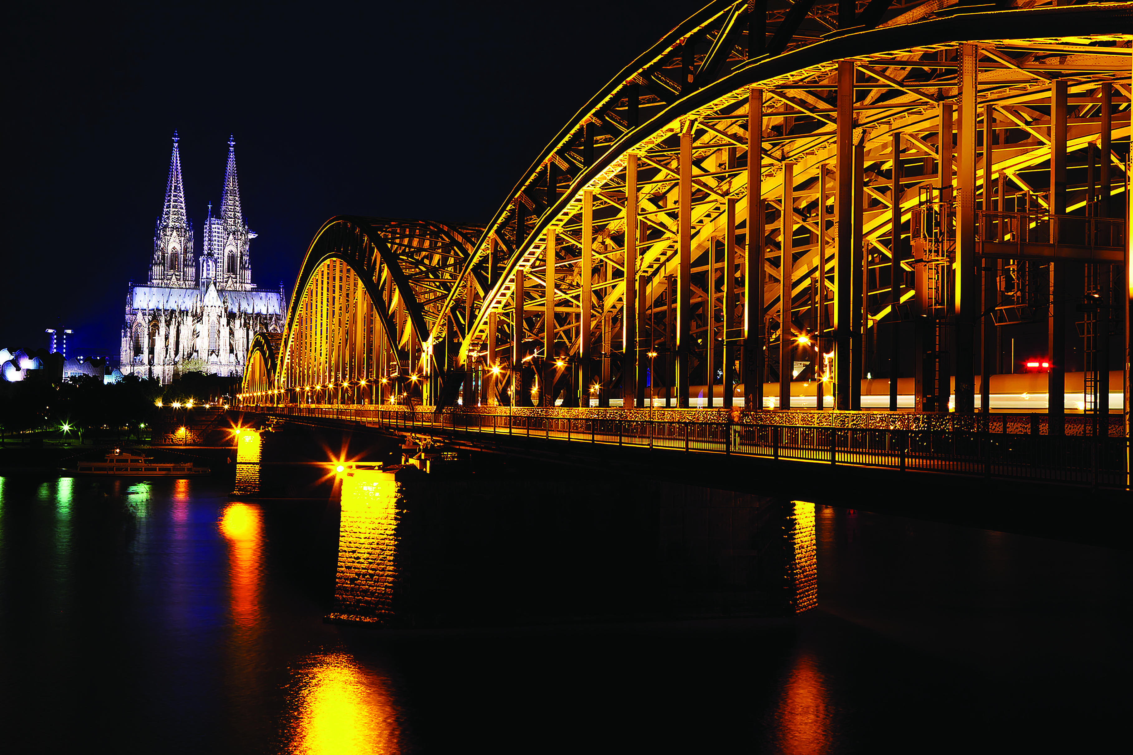 Вид на католический собор и железнодорожный мост Hohenzollern, Кельн, Германия