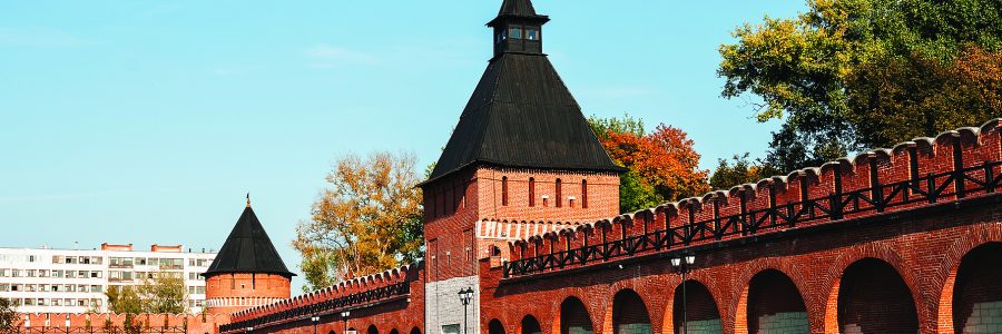 Город Тула. Дорожка ведущая к Пятницкой башни Тульского кремля на фоне голубого неба осенью