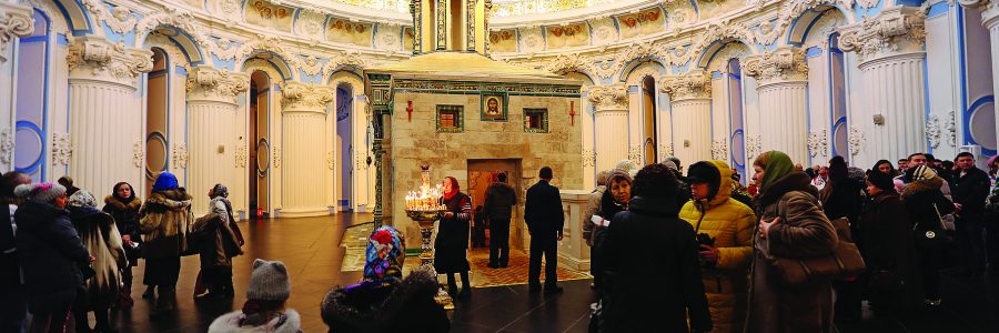 Прихожане у часовни Гроба Господня в Воскресенском соборе Новоиерусалимского монастыря, Истра, Московская область