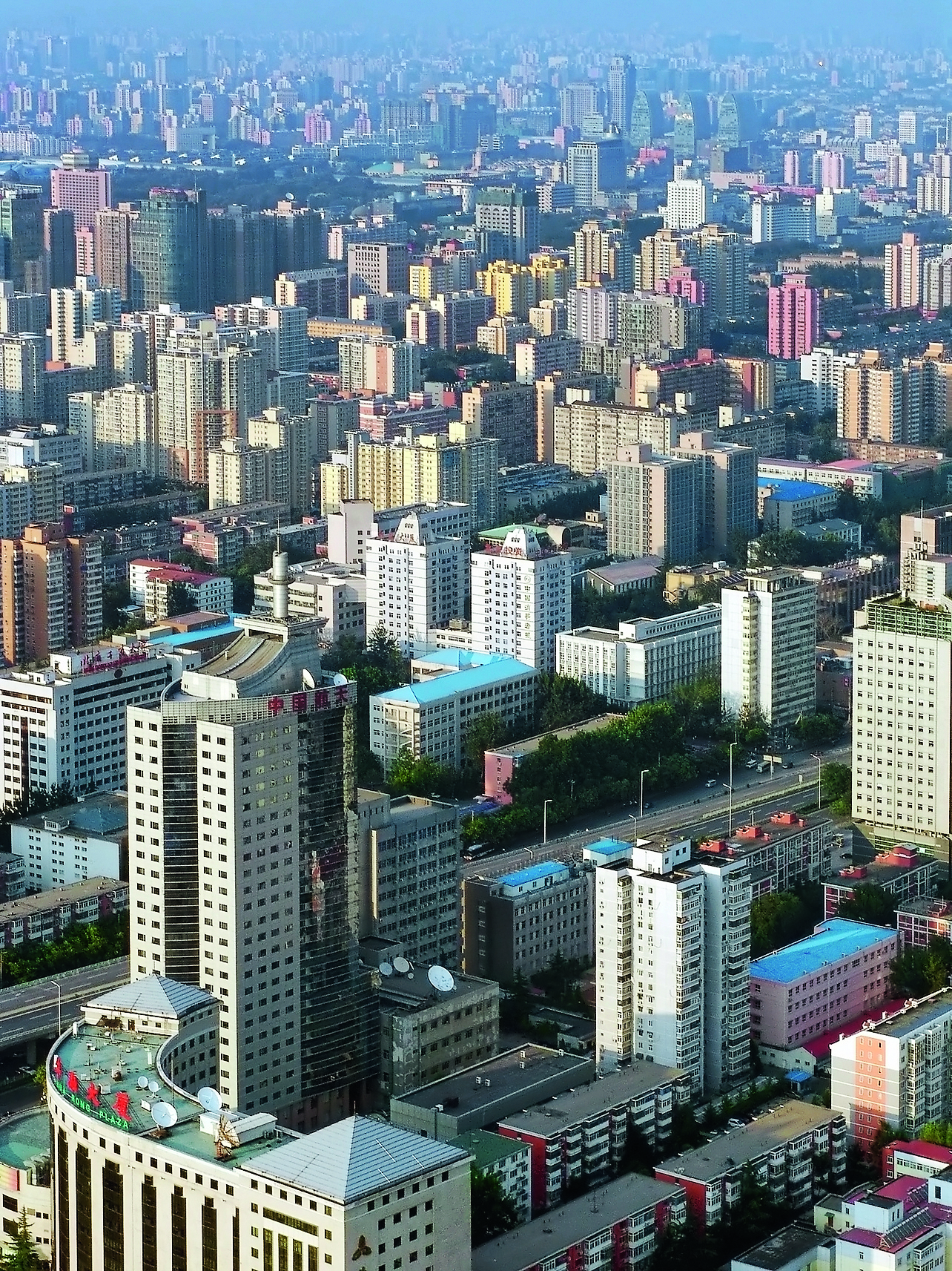 Пекин в предзакатной дымке. Вид сверху.