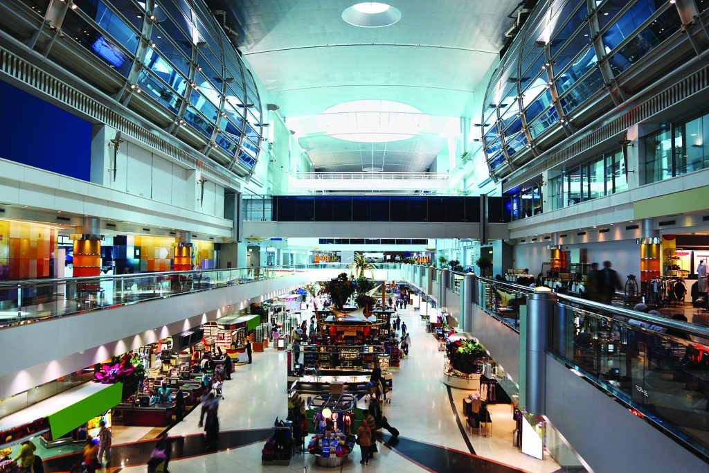 Современный торговый центр в аэропорту Дубая