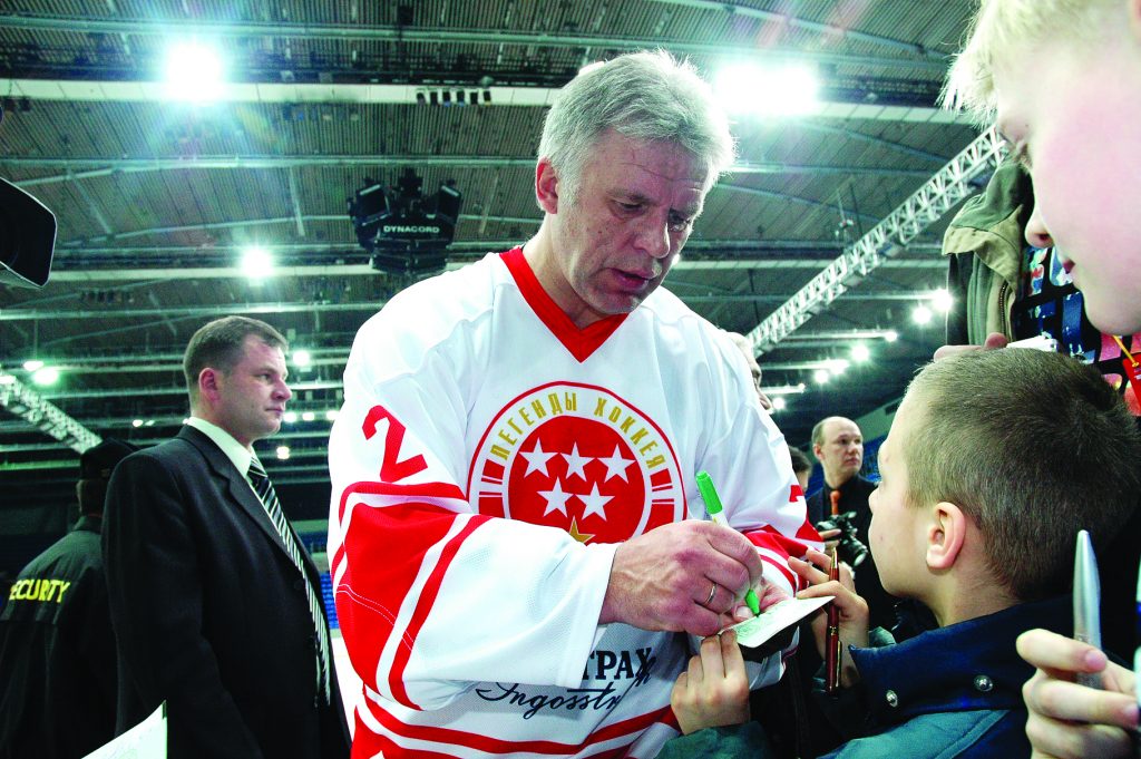 Председатель Госкомспорта России, хоккеист Вячеслав Фетисов дает автограф юным спортсменам