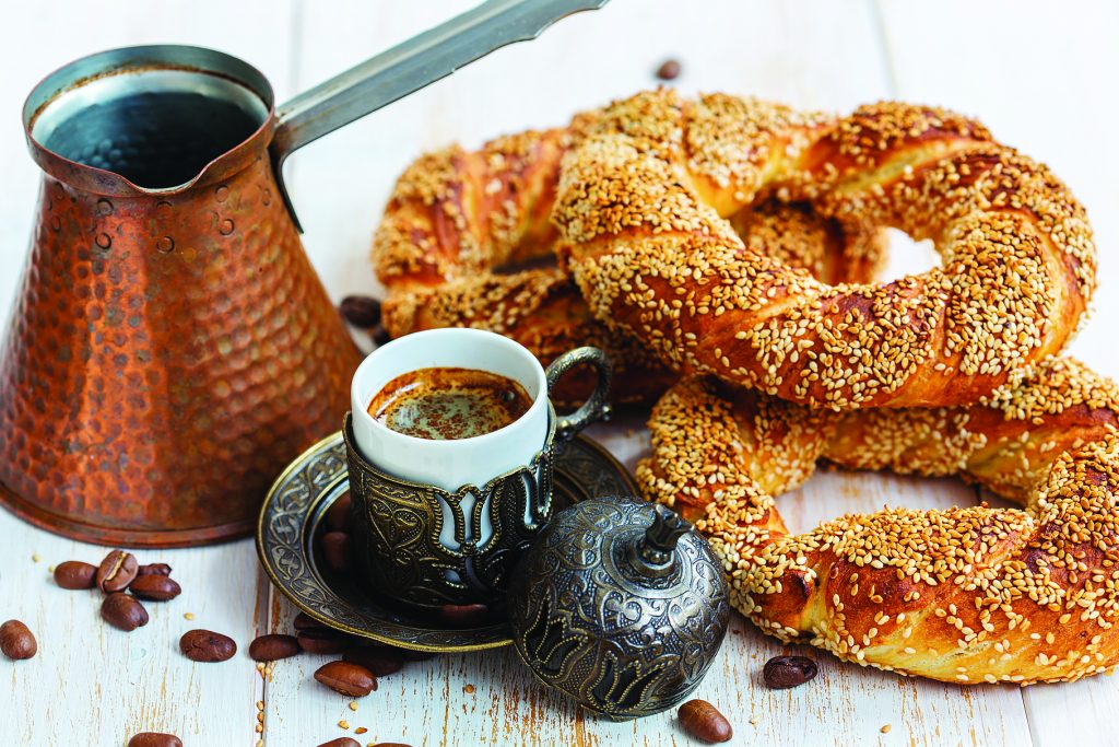 Завтрак с черным кофе и турецкими бубликами