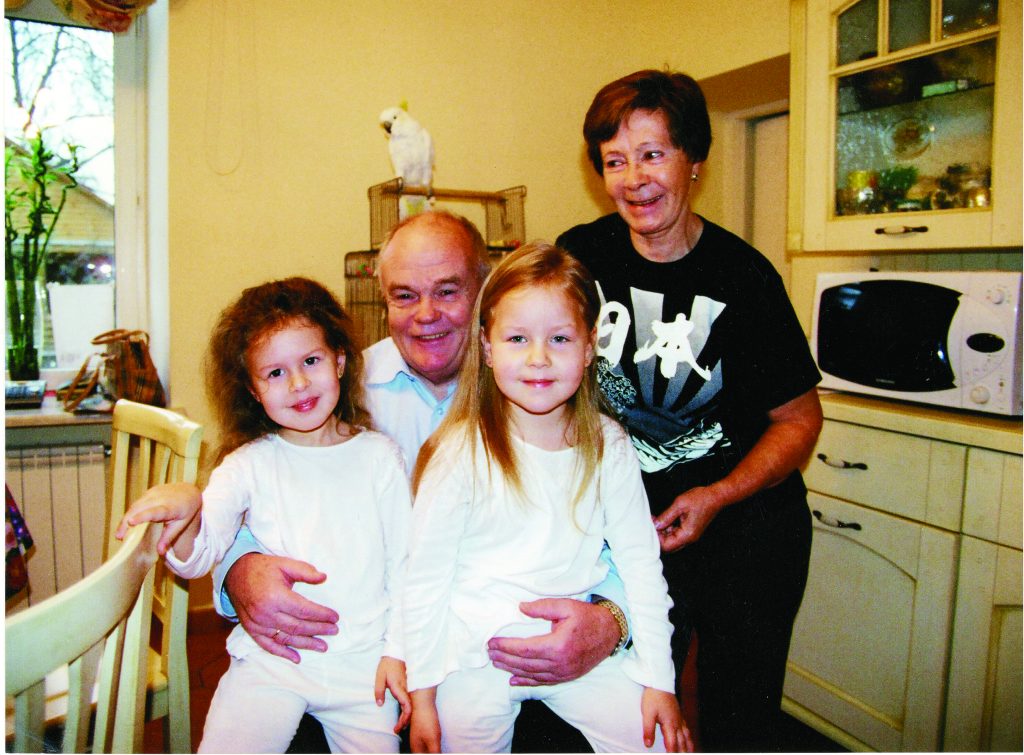 С внучками Ветой и Катей, 2005г